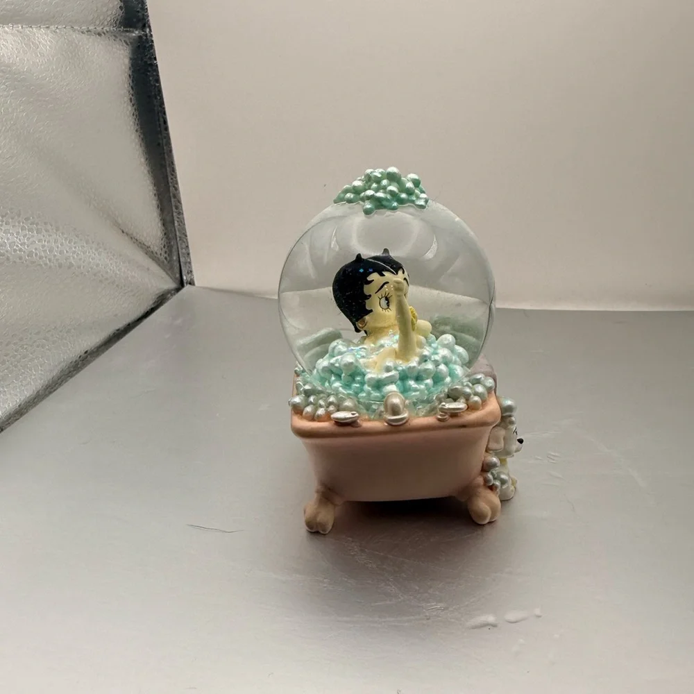 Betty Boop Bubble Bath Snowglobe - Picture 5 of 6